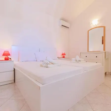 Lumbarda Resort Apartments *